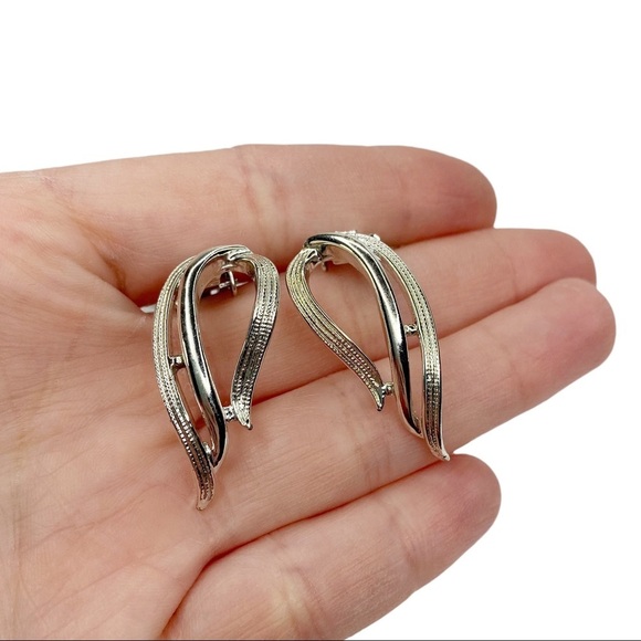 Vintage Sarah Coventry Silver Tone Swirl Teardrop Brooch & Clip On Earrings - Picture 3 of 9